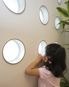 2階の丸窓から、外の世界をのぞき込む玲凪ちゃん