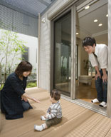 ウッドデッキのアウトドア空間「光の間」