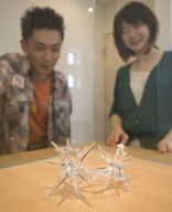 2階の踊り場には、ガラスのショーケースが