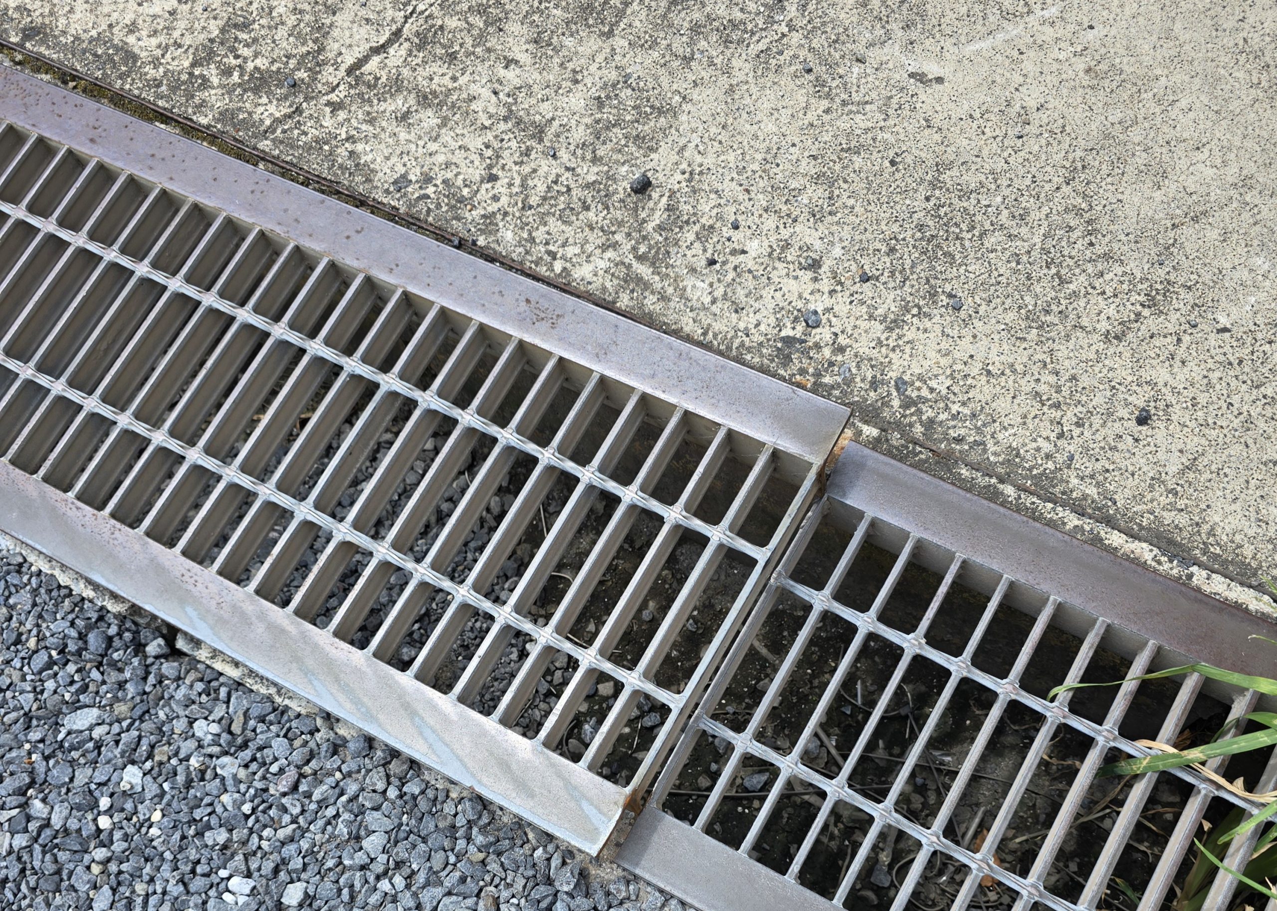 跳ね上がるモノ。