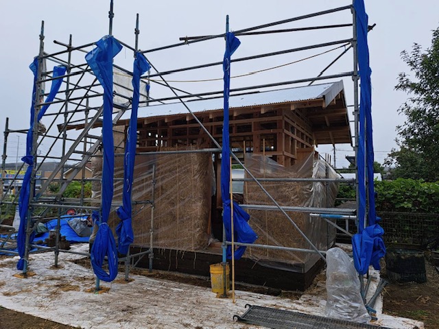 ストローベイルハウス　いよいよ佳境へ