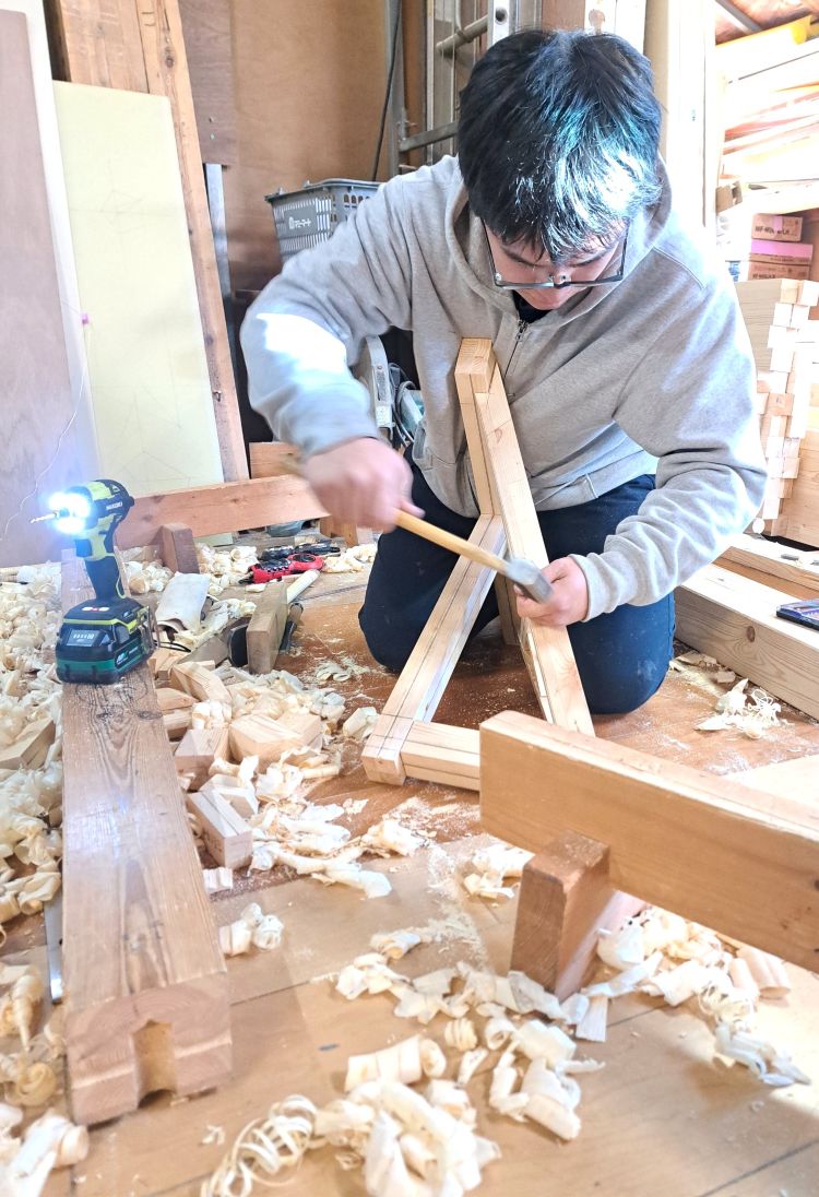 【建築大工技能検定】かつおぶしに かこまれた大工さん🐟