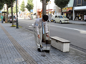 KONDOグループのサンロード商店街を清掃する写真